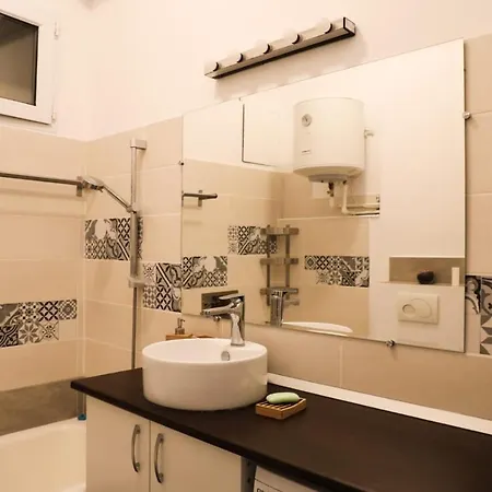 Ultracentral Cozy Near Old Town